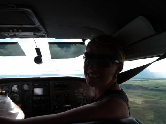 Voando no banco da frente do avião sobre o Parque Nacional Canaima, no sul da Venezuela